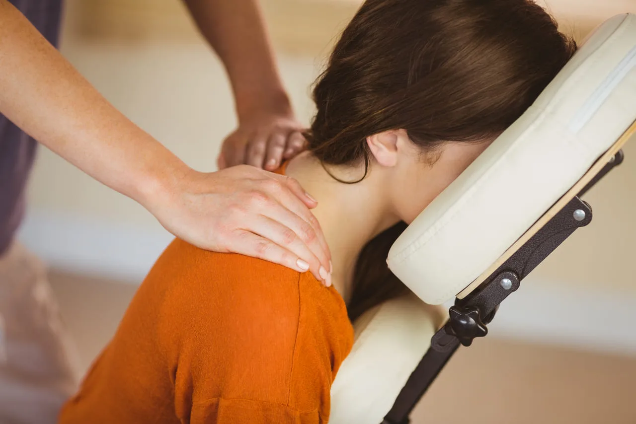 Massage amma assis -EMDR Hypnose Massages Geneviève Ringot 